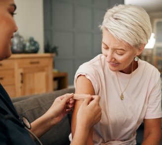 médecin avec une patiente après une vaccination