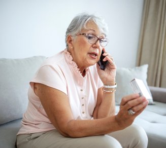 Femme senior qui se renseigne sur l’augmentation sur l’augmentation des consultations médicales