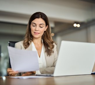Dirigeante d’entreprise qui se renseigne sur la mise en conformité des catégories objectives