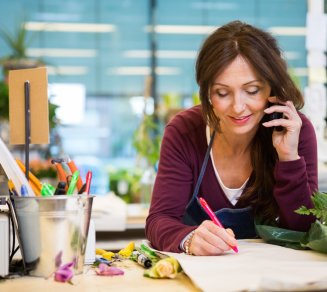 travailleuse indépendante qui se renseigne sur le fonctionnement de ses remboursements santé