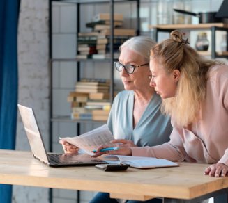 femmes qui se renseignent sur l’augmentation de leur mutuelle