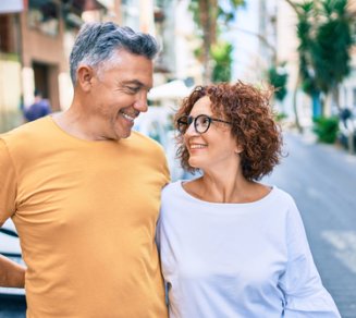 couple senior heureux qui souscrit une mutuelle senior