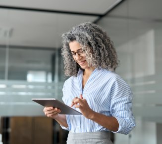 femme adhérente qui cherche sur sa tablette