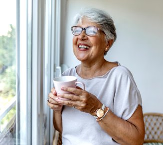 femme qui se renseigne sur ses remboursements mutuelle optique