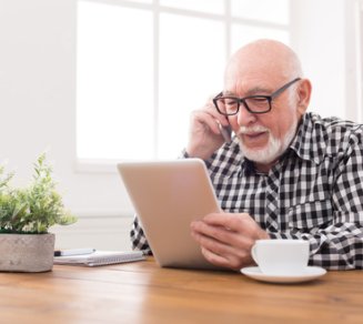 senior qui cherche des conseils pour sa mutuelle santé 