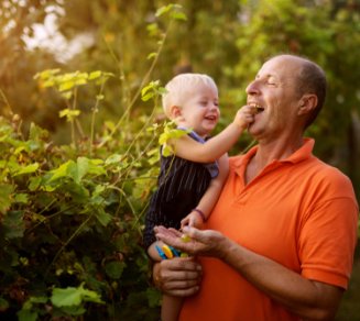senior qui se renseigne sur la mutuelle santé loi Evin