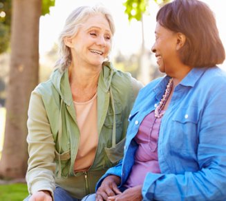 deux seniors qui souscrivent une complémentaire santé senior