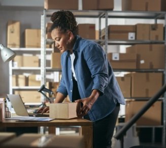 travailleuse indépendante qui choisit sa mutuelle santé