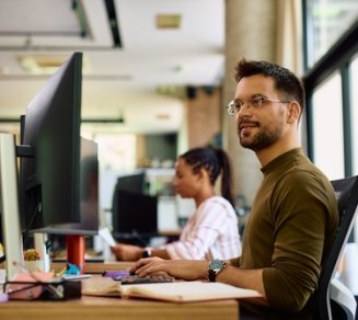 graphiste travailleur indépendant qui choisit sa complémentaire santé