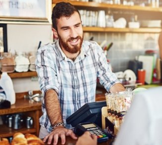 travailleur indépendant qui remplit un devis mutuelle santé