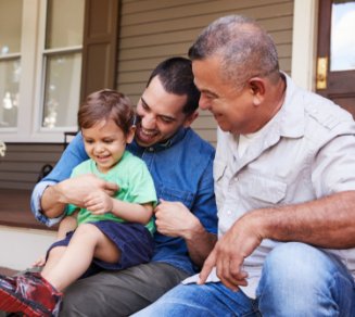 retraité qui choisit la meilleure mutuelle
