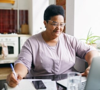 femme qui se renseigne sur l’arrêt de sa mutuelle d’entreprise