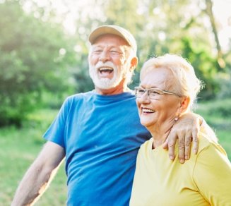 couple senior heureux qui se renseigne sur une mutuelle 