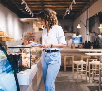 travailleuse non-salariée qui réfléchit à son statut et sa protection sociale