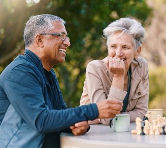 couple senior heureux qui se renseigne sur le fonctionnement d’une mutuelle santé