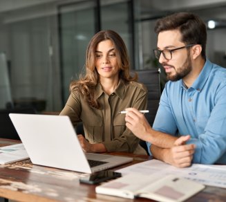 femme qui se renseigne sur la hausse des cotisations santé