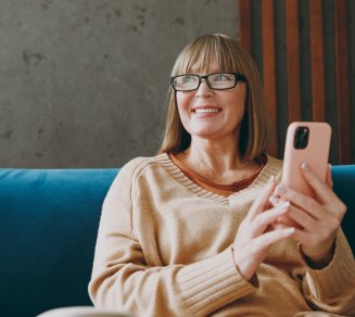 femme qui pense aux avantages de sa complémentaire santé