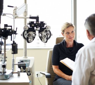 femme qui prend soin de sa santé visuelle