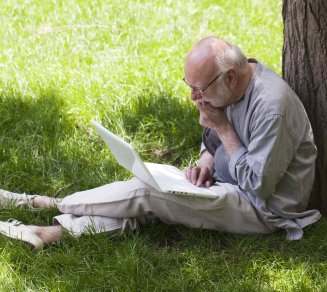 senior qui se renseigne sur la retraite progressive