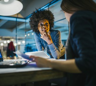 entrepreneuse qui pense aux aides financières et sociales