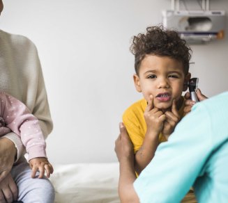 enfant qui passe un examen dans un reseau de soins