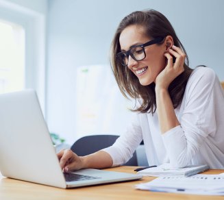 travailleuse indépendante qui pense au fonctionnement de sa retraite