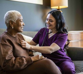 femme qui réalise un bilan de santé à 50 ans