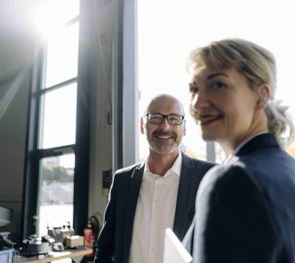 femme qui pense au nouveau modèle de management