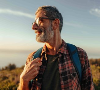 senior qui pense à son âge de départ à la retraite