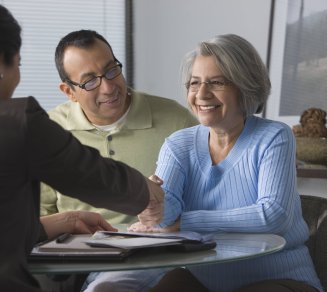 couple senior qui prépare son dossier retraite