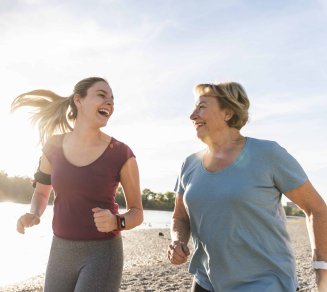 Senior à la retraite qui pense à changer de mutuelle santé 
