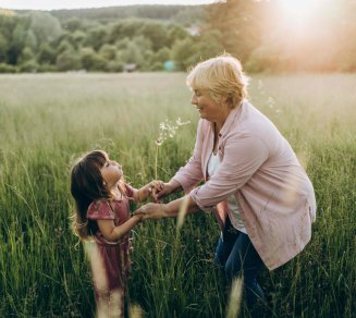 Femme senior qui calcule le montant de sa retraite