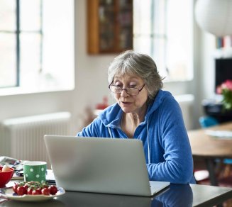 femme heureuse connectée aux réseaux sociaux 