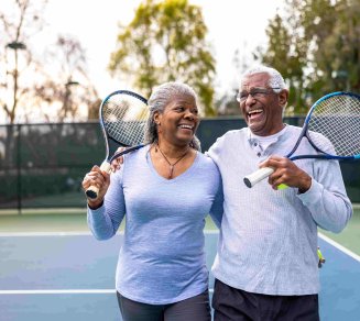 Couple senior qui prépare vie sociale avant la retraite