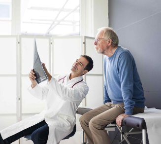 senior avec polyarthrite rhumatoïde