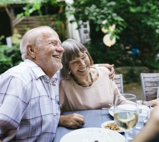couple senior à la retraite qui pense à sa complémentaire santé