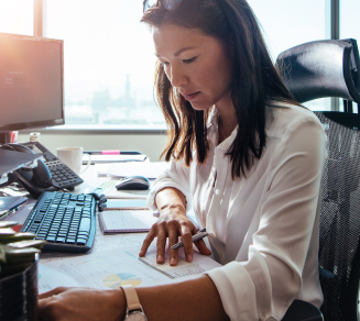 dirigeante qui calcule le coût de son contrat prévoyance collective