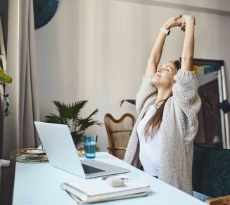 jeune femme heureuse qui prend connaissance des bonnes nouvelles santé 2025