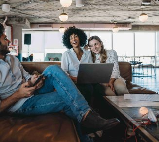 Salariés souriants en entreprise, bénéficiant de solutions pour améliorer leur pouvoir d’achat sans hausse de salaire