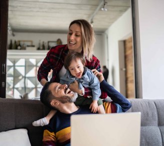 femme salariée souriante avec sa famille, bénéficiant d’une complémentaire santé qui améliore leur pouvoir d’achat