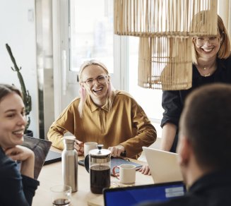 Collaborateurs découvrant les avantages de la protection sociale en entreprise