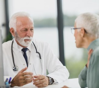 Docteur discutant de prostat avec un patient