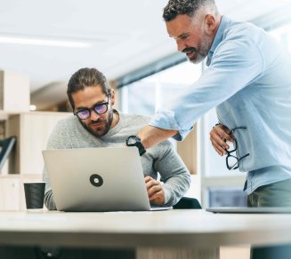 Décideurs RH et salariés en réunion – solutions pour optimiser le pouvoir d’achat