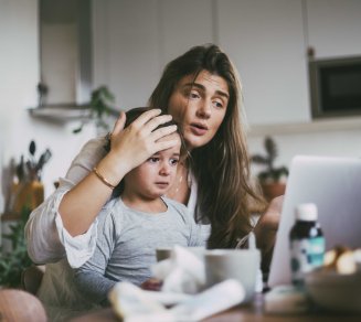 Mère avec son fils en téléconsultation médicale 
