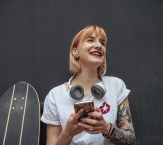 jeune femme qui pense à sa santé mentale 