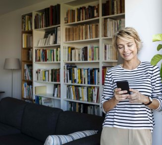  femme qui consulte son relevé de carrière pour préparer sa retraite