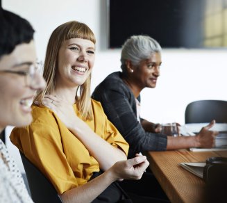 Manager d’entreprise présentant à ses salariés des conseils pour mieux maîtriser leurs dépenses de santé