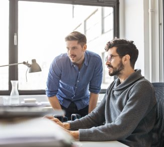  salariés d’une entreprise échangeant ensemble pour adopter une consommation santé responsable