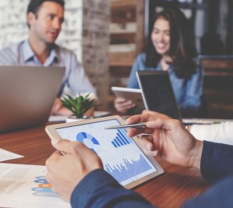 Responsables RH consultant une infographie sur les dépenses de santé en France pour mieux comprendre leur répartition et leur financement