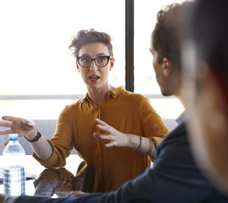 Décideurs RH échangeant avec un expert en assurance santé sur l’impact des dépenses de santé des salariés sur les cotisations d’un contrat collectif